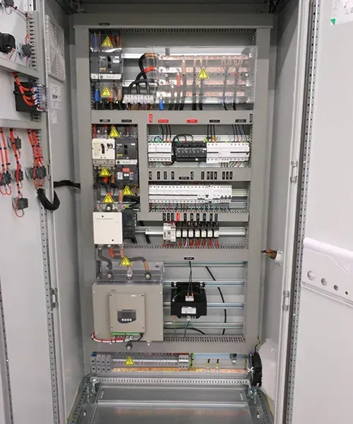 Armoire électrique industrielle avec composants internes à Tarbes